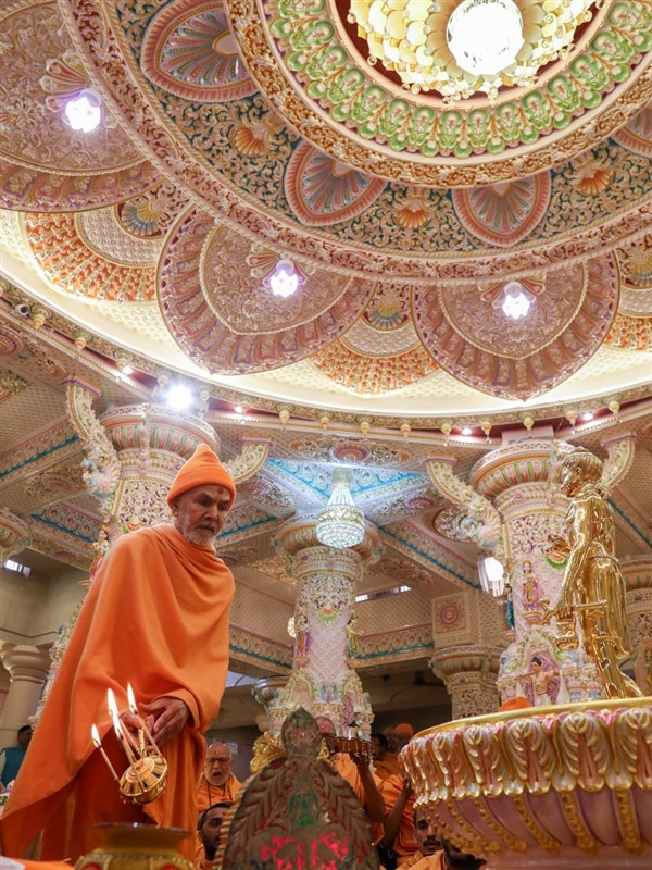 Swamishri performs arti