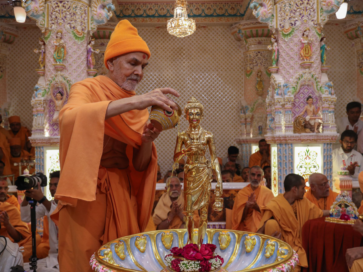 Swamishri performs abhishek of Shri Nilkanth Varni
