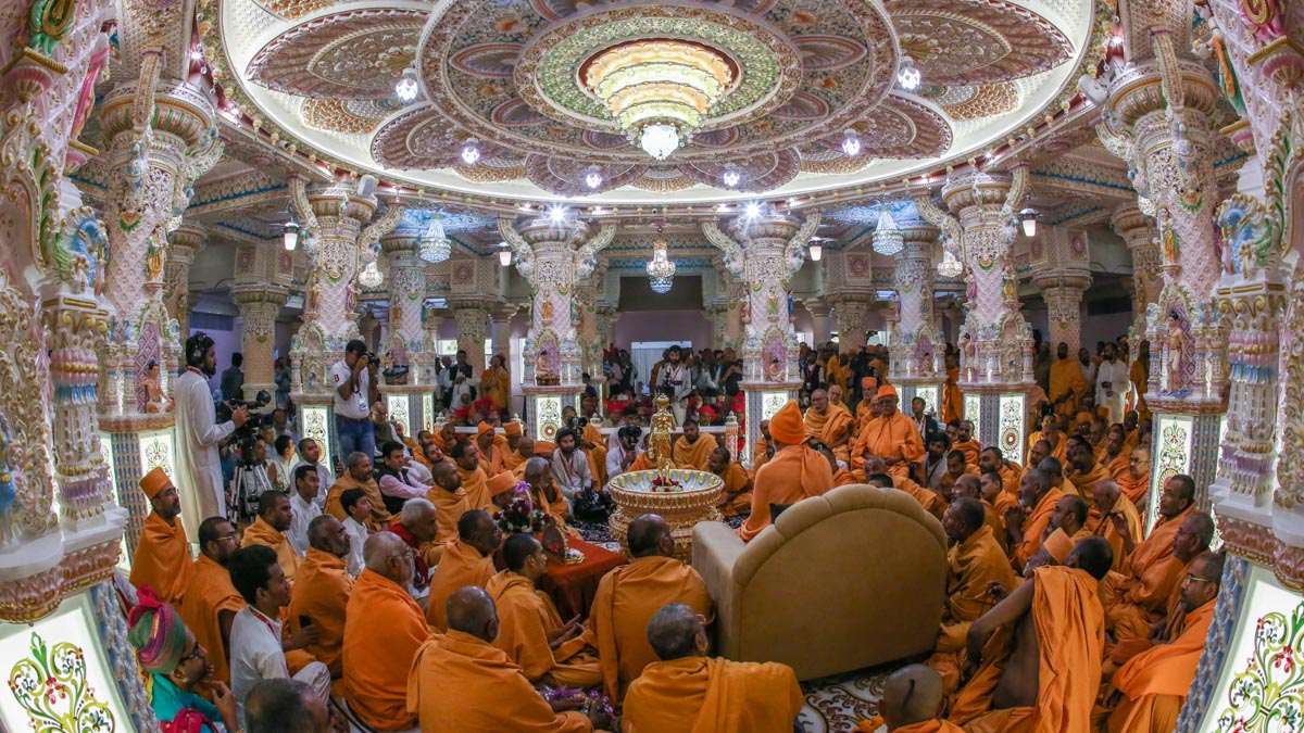 Swamishri, sadhus and devotees in the abhishek mandapam