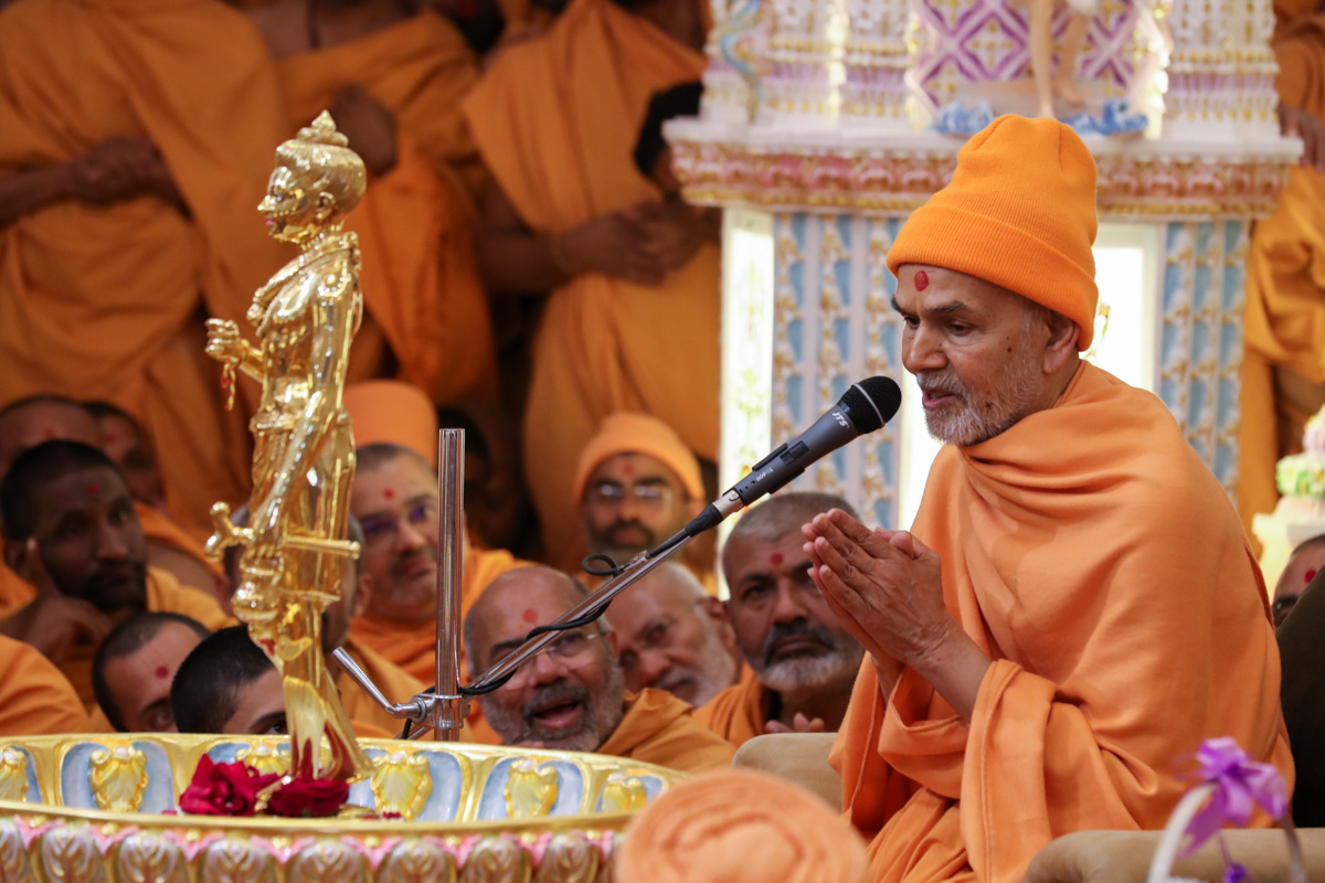Swamishri blesses devotees