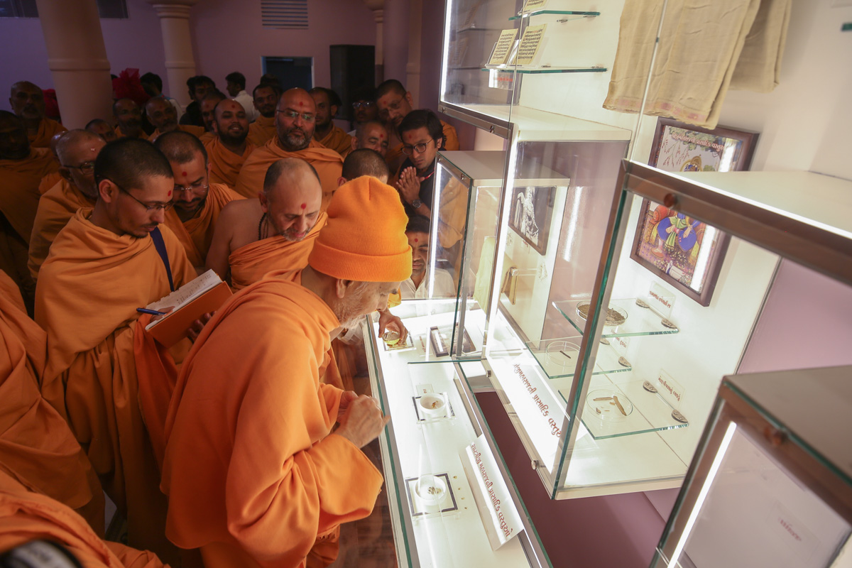 Swamishri observes holy relics of Bhagwan Swaminarayan