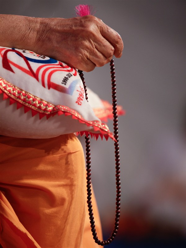 Swamishri performs malas