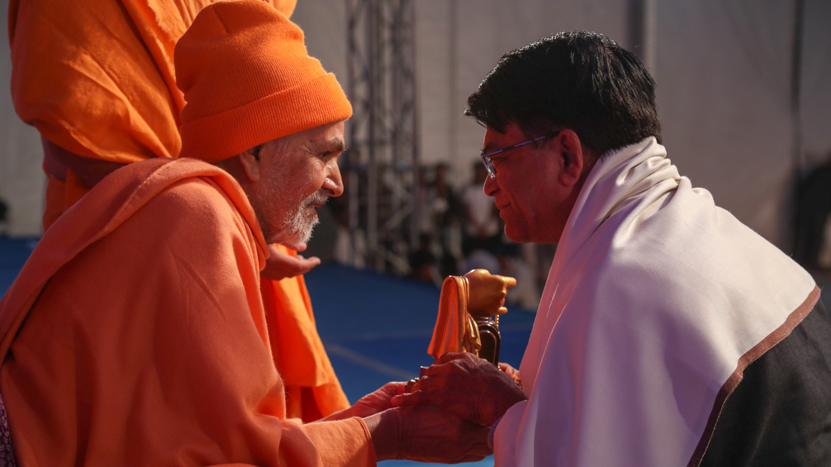 Swamishri presents mementos to invited guests