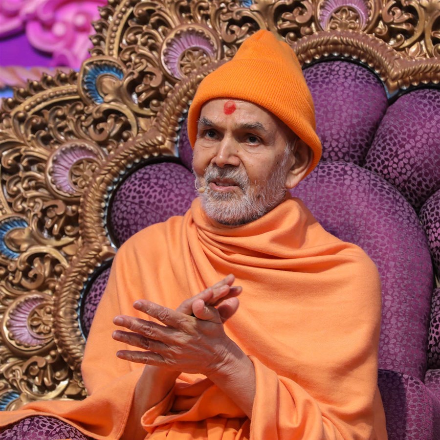 Swamishri blesses the assembly