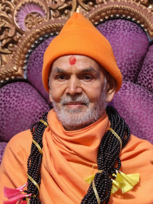 Swamishri honored with a garland of malas