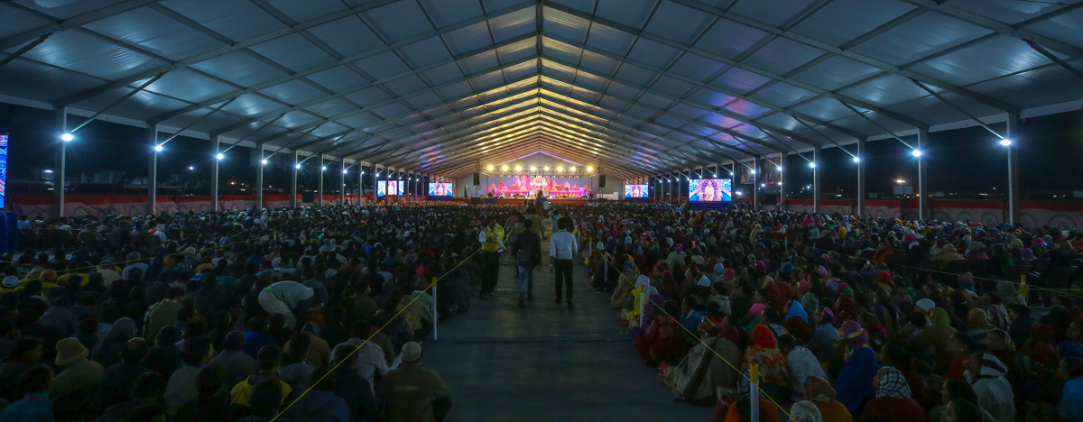 Devotees during the assembly