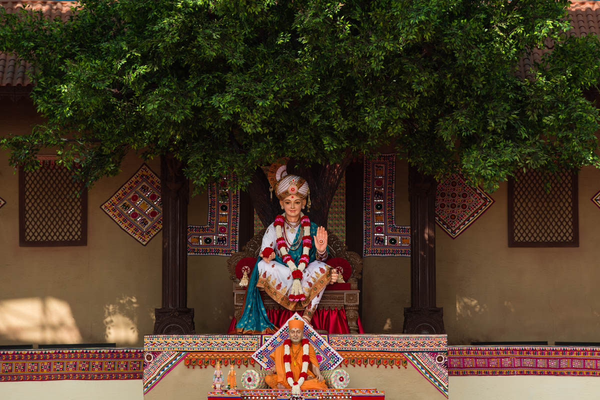 Bhagwan Swaminarayan and Brahmaswarup Pramukh Swami Maharaj