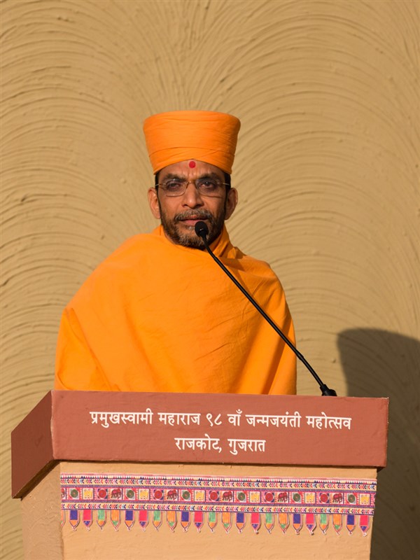 Adarshjivan Swami comperes the assembly