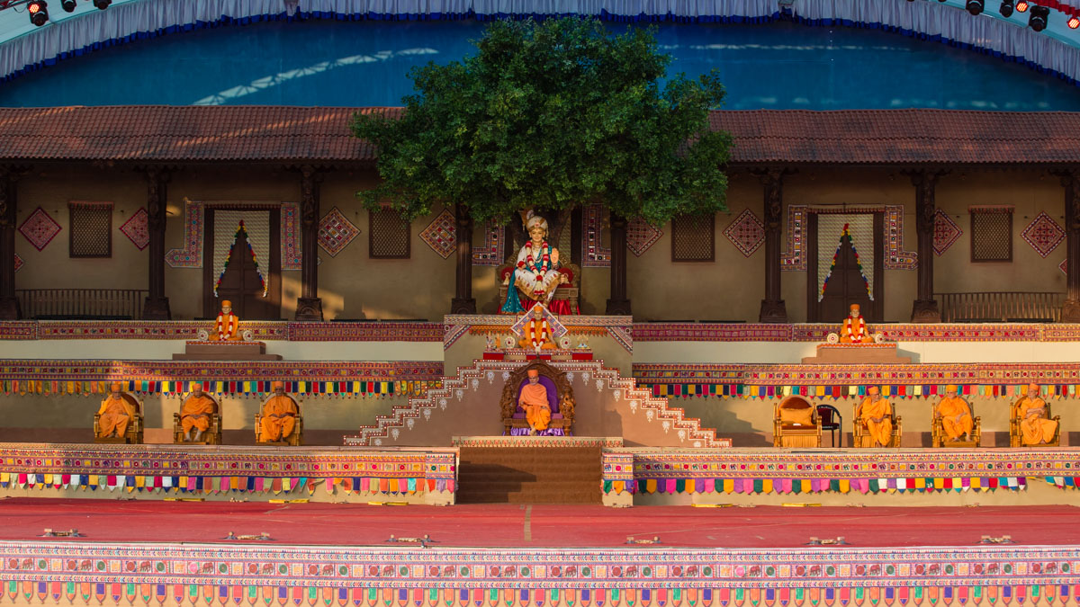 Swamishri and senior sadhus during the assembly