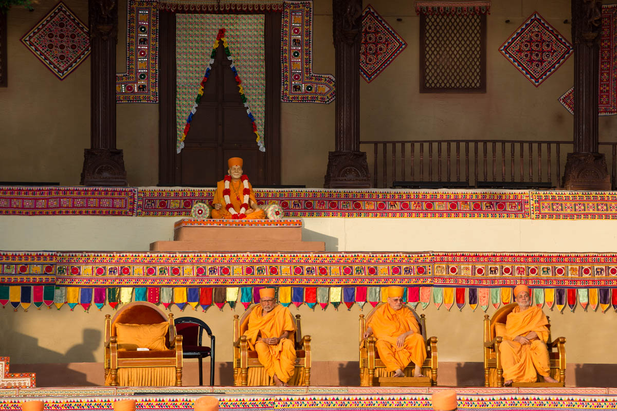 Pujya Bhaktipriya Swami (Kothari Swami), Pujya Ishwarcharan Swami and Pujya Viveksagar Swami during the assembly