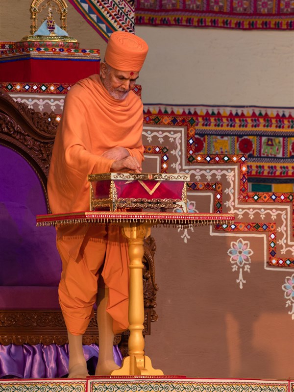 Swamishri performs pujan of an original manuscript of the Vachanamrut