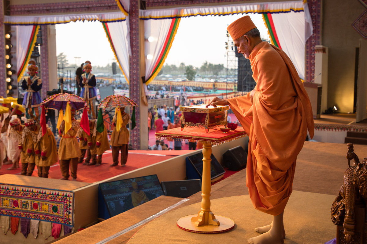 Swamishri performs pujan of the Vachanamrut