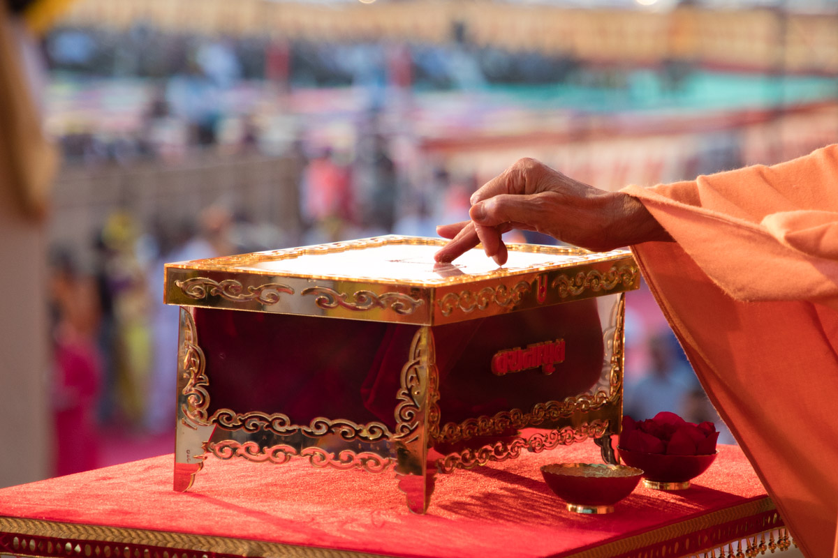 Swamishri performs pujan of the Vachanamrut