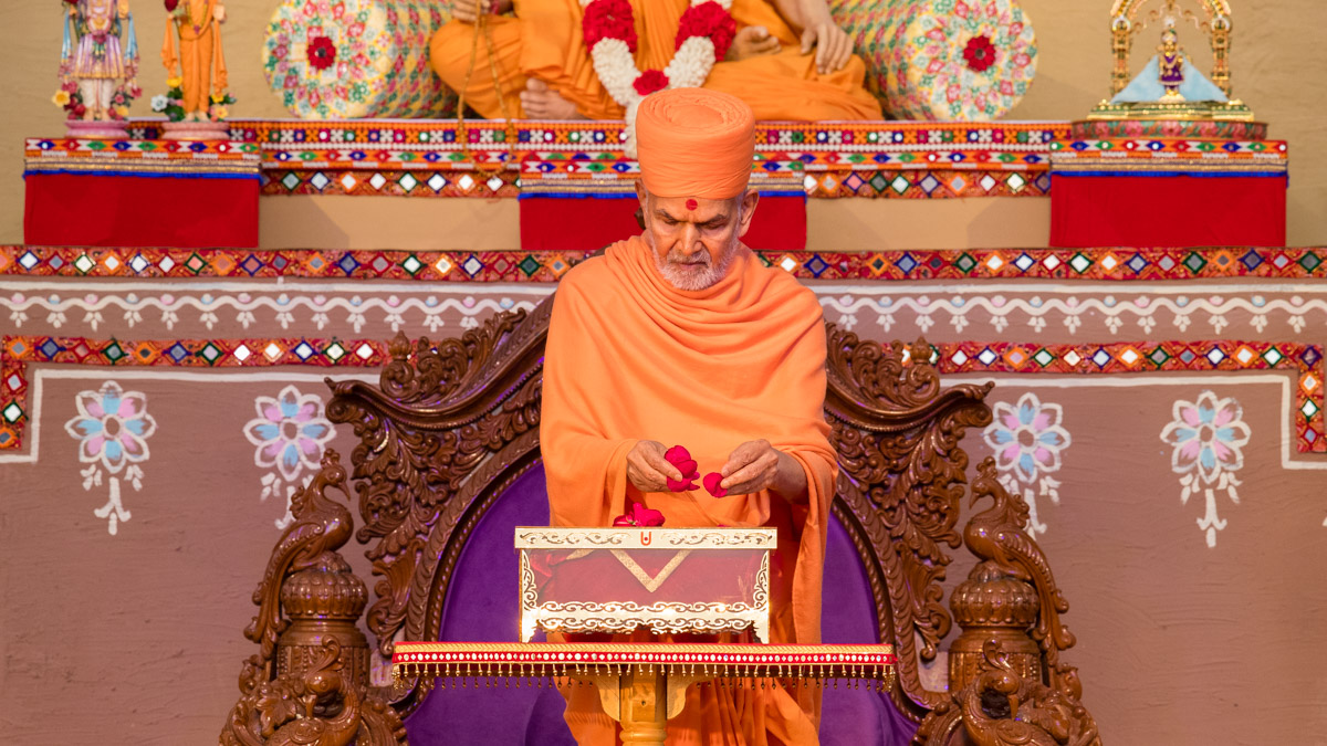 Swamishri offers pushpanjali