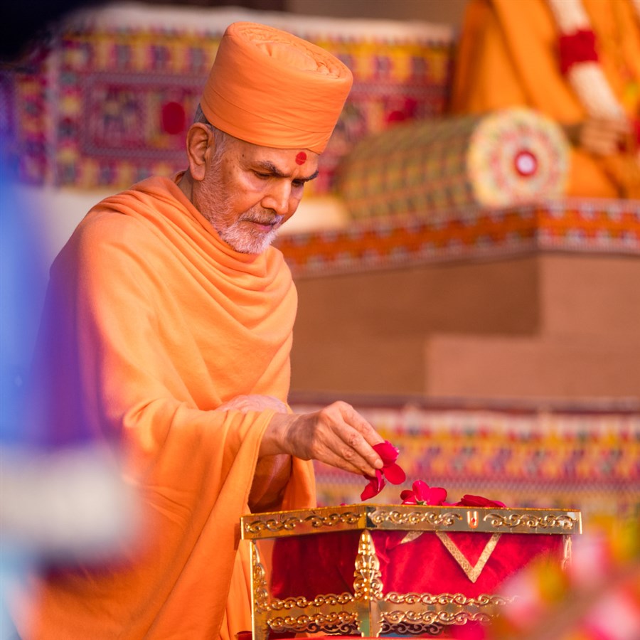 Swamishri offers pushpanjali