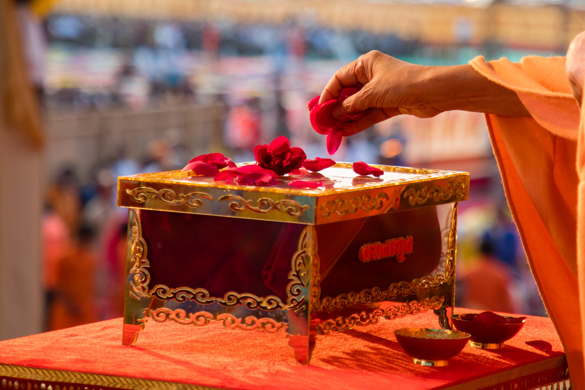 Swamishri offers pushpanjali