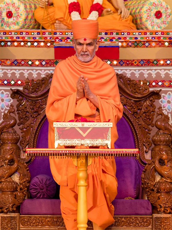 Swamishri greets all with 'Jai Swaminarayan'