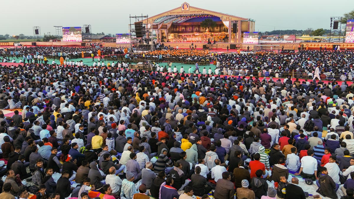 Devotees during the assembly