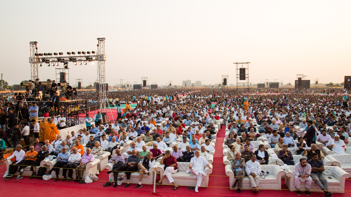Devotees during the assembly