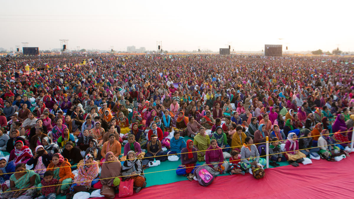 Devotees during the assembly