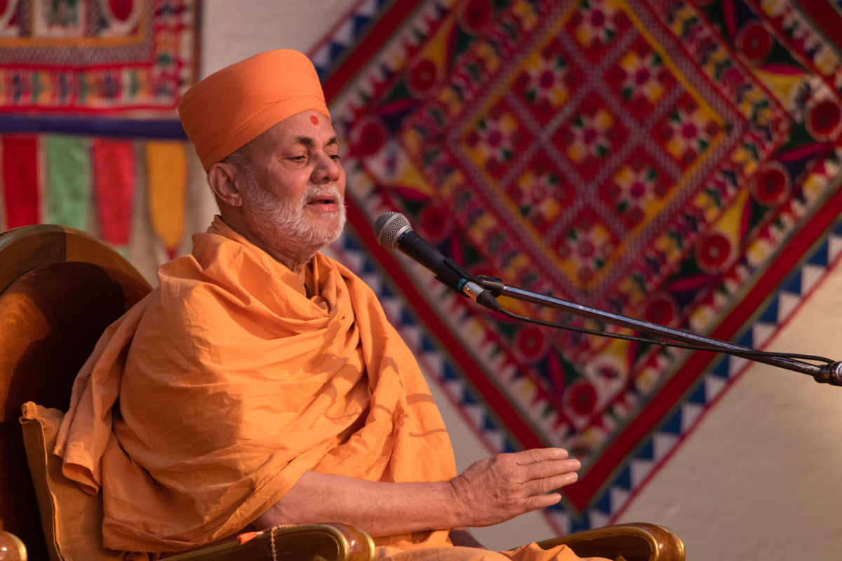 Pujya Viveksagar Swami addresses the assembly