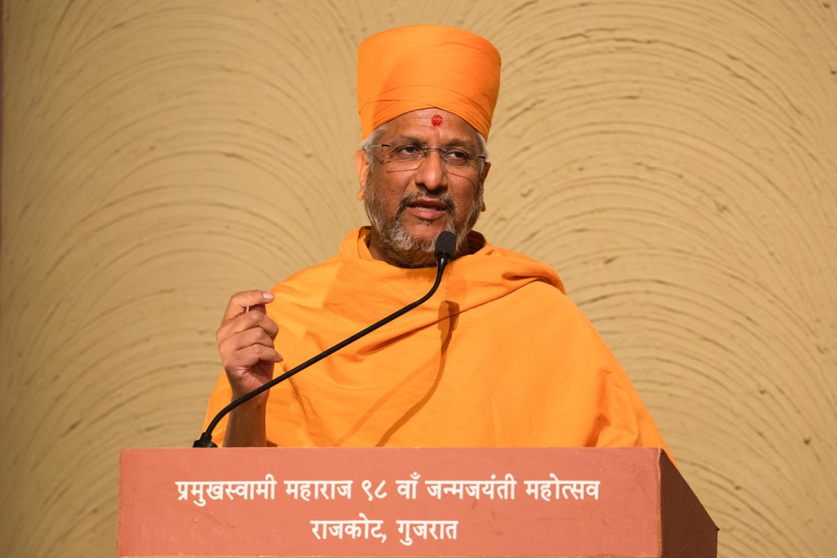 Aksharvatsal Swami addresses the assembly