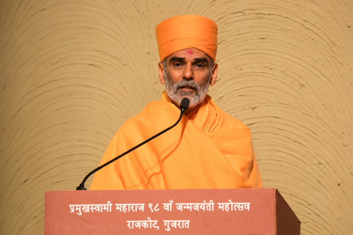 Anandswarup Swami addresses the assembly
