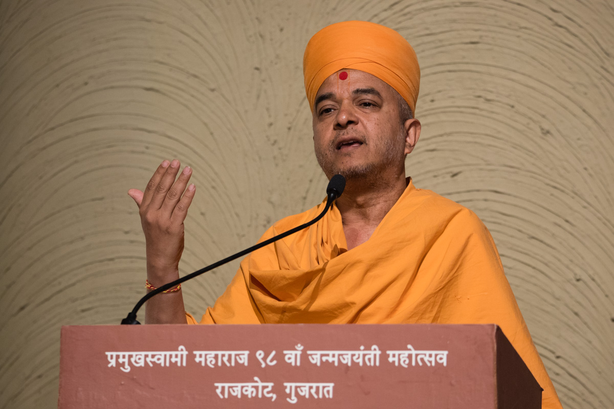 Brahmavihari Swami addresses the assembly