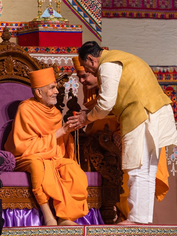 Swamishri greets Chief Minister of Gujarat, Shri Vijaybhai Rupani