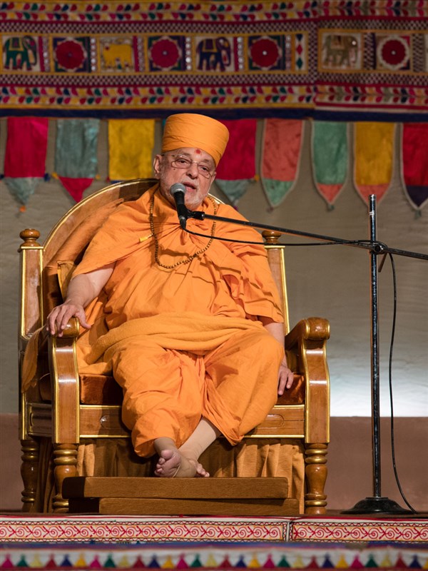 Pujya Ishwarcharan Swami addresses the assembly