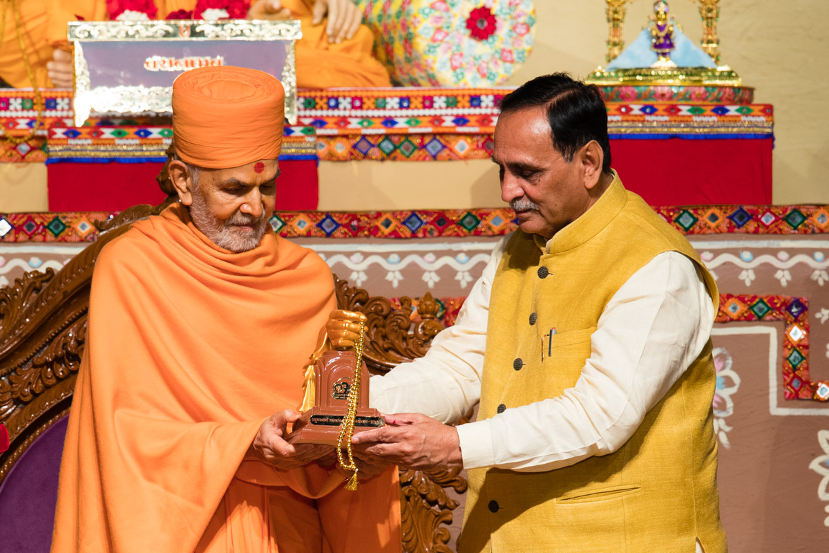 Swamishri presents a memento to Shri Vijaybhai Rupani