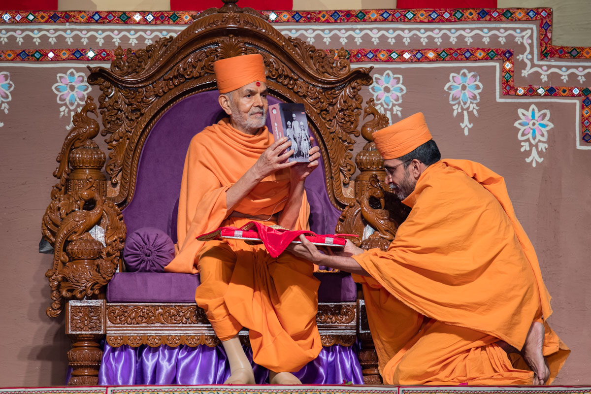 Swamishri inaugurates the first part of the biography of Brahmaswarup Pramukh Swami Maharaj