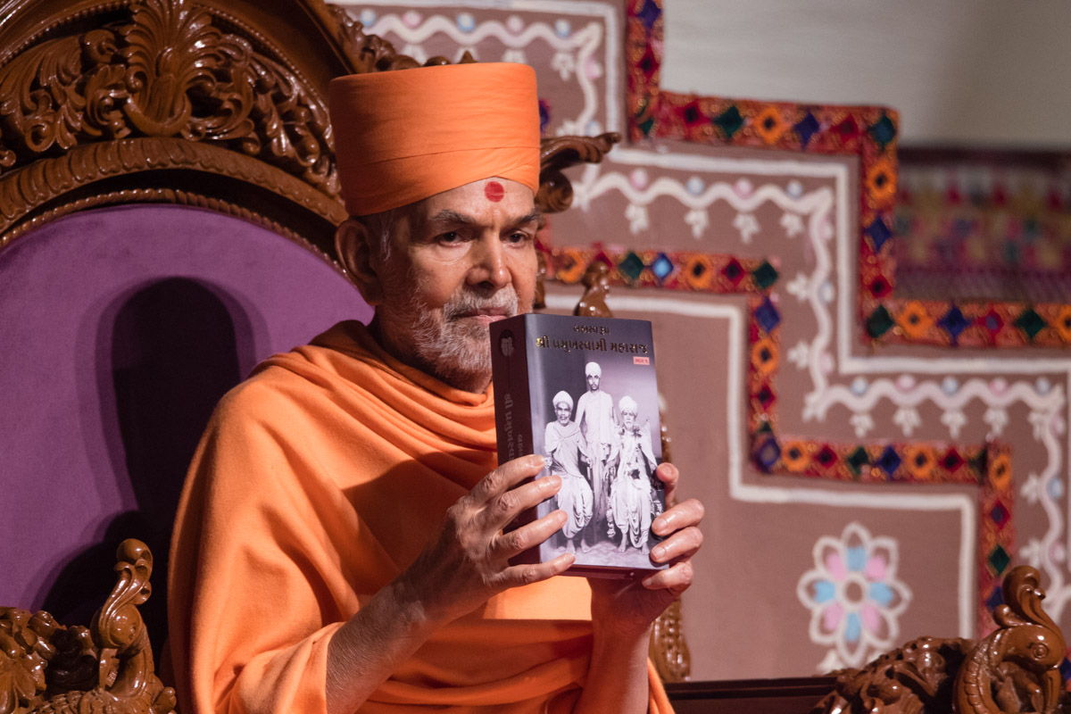 Swamishri inaugurates the first part of the biography of Brahmaswarup Pramukh Swami Maharaj
