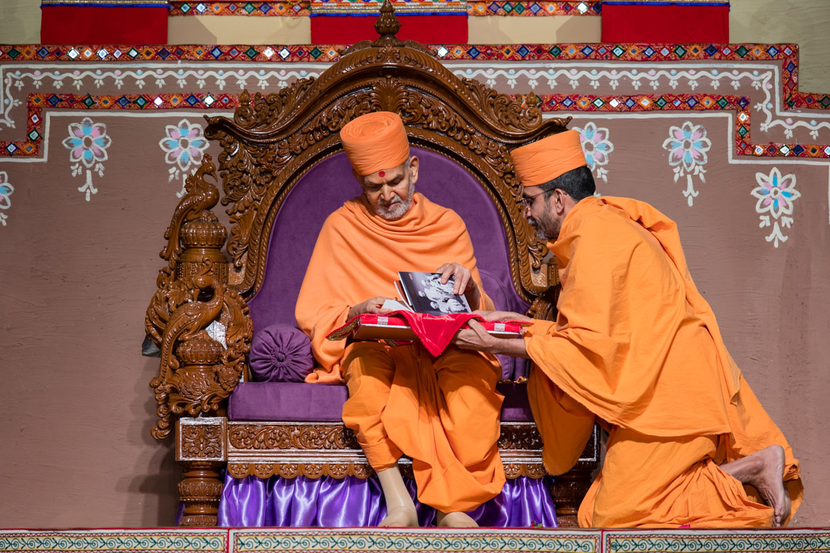 Swamishri observes the biography