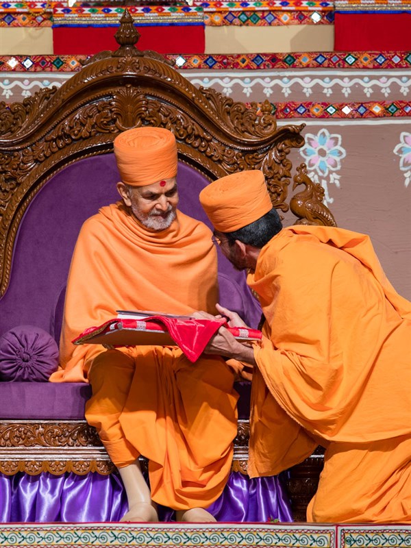 Swamishri blesses Adarshjivan Swami, author of the biography