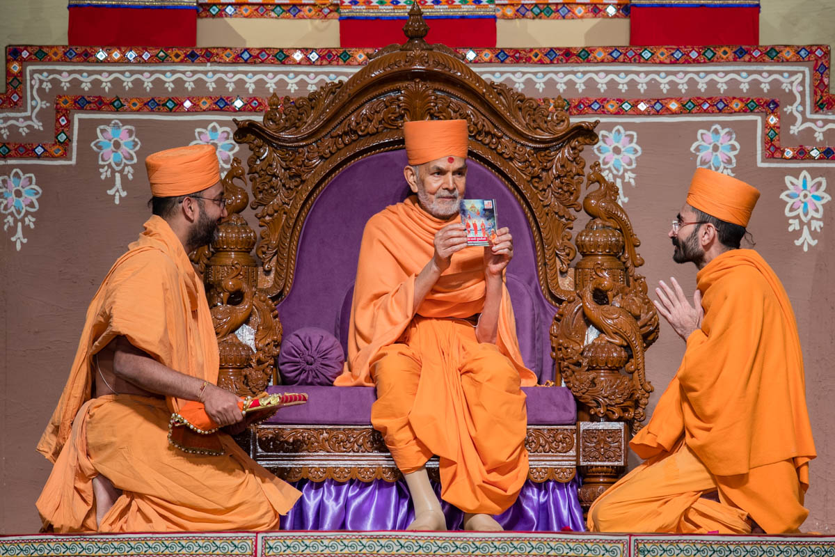 Swamishri inaugurates an audio publication 'Amar Varso Gunatitno'