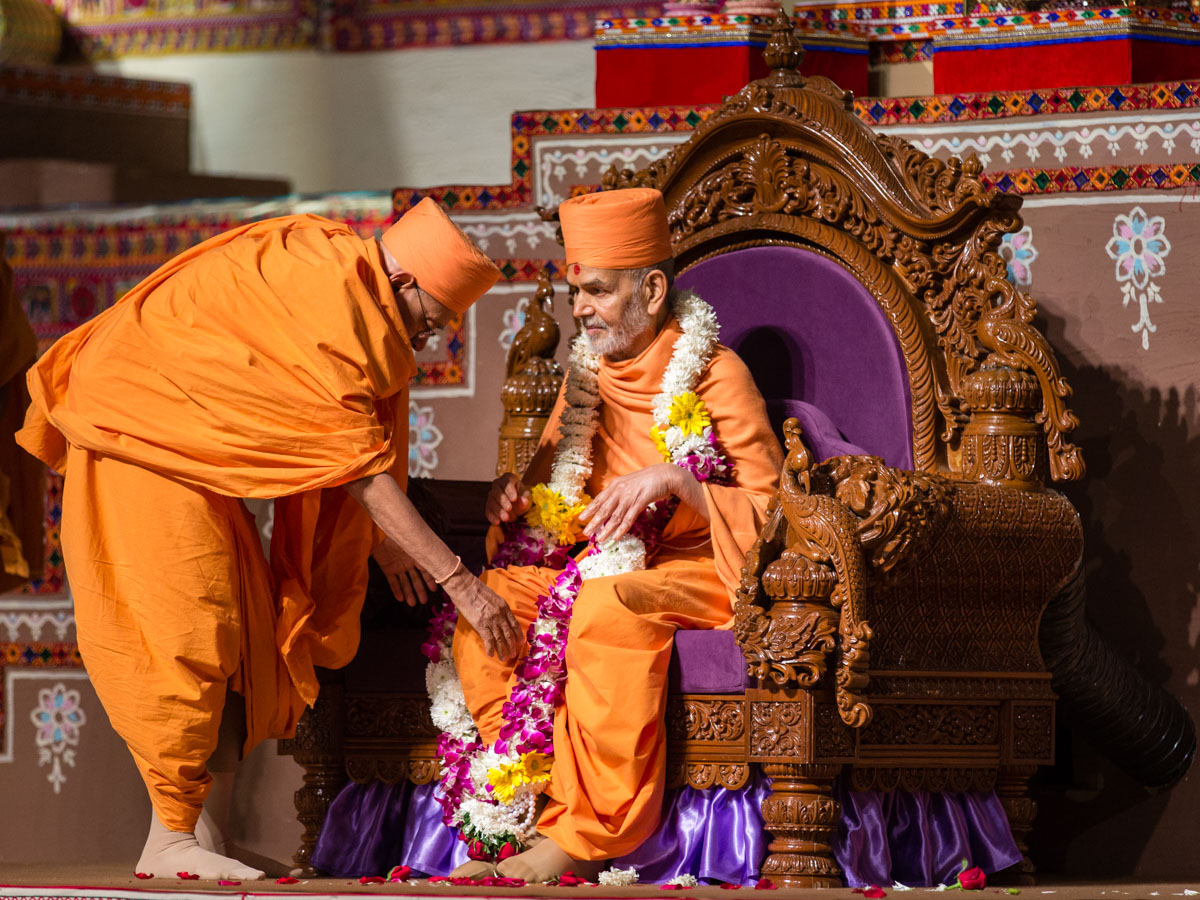 Pujya Tyagvallabh Swami honors Swamishri with a garland