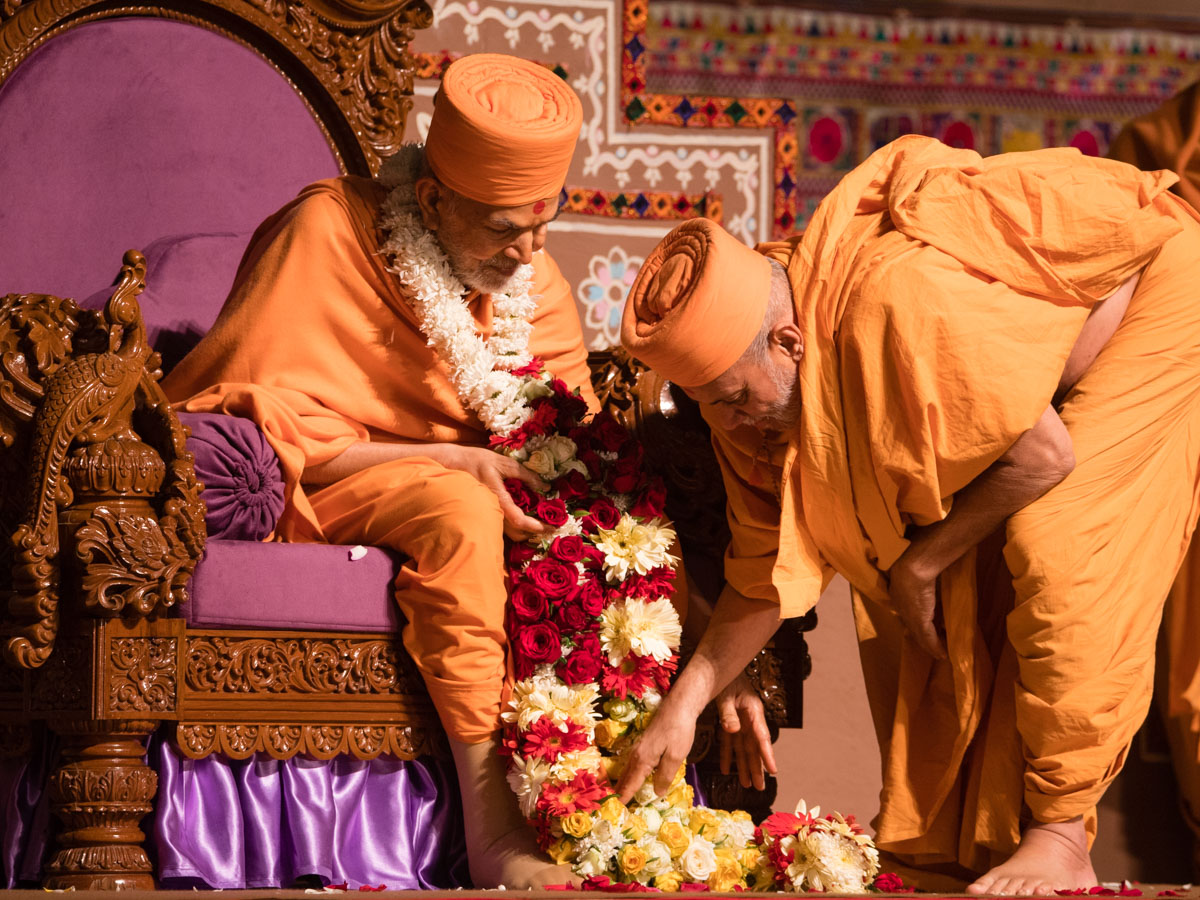 Pujya Viveksagar Swami honors Swamishri with a garland