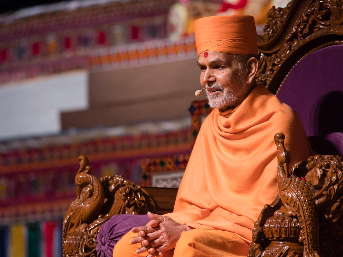 Swamishri blesses the assembly