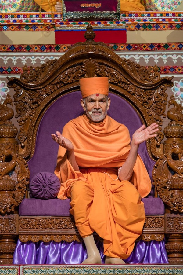 Swamishri blesses the assembly