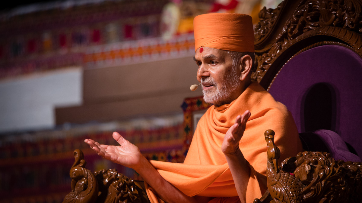 Swamishri blesses the assembly