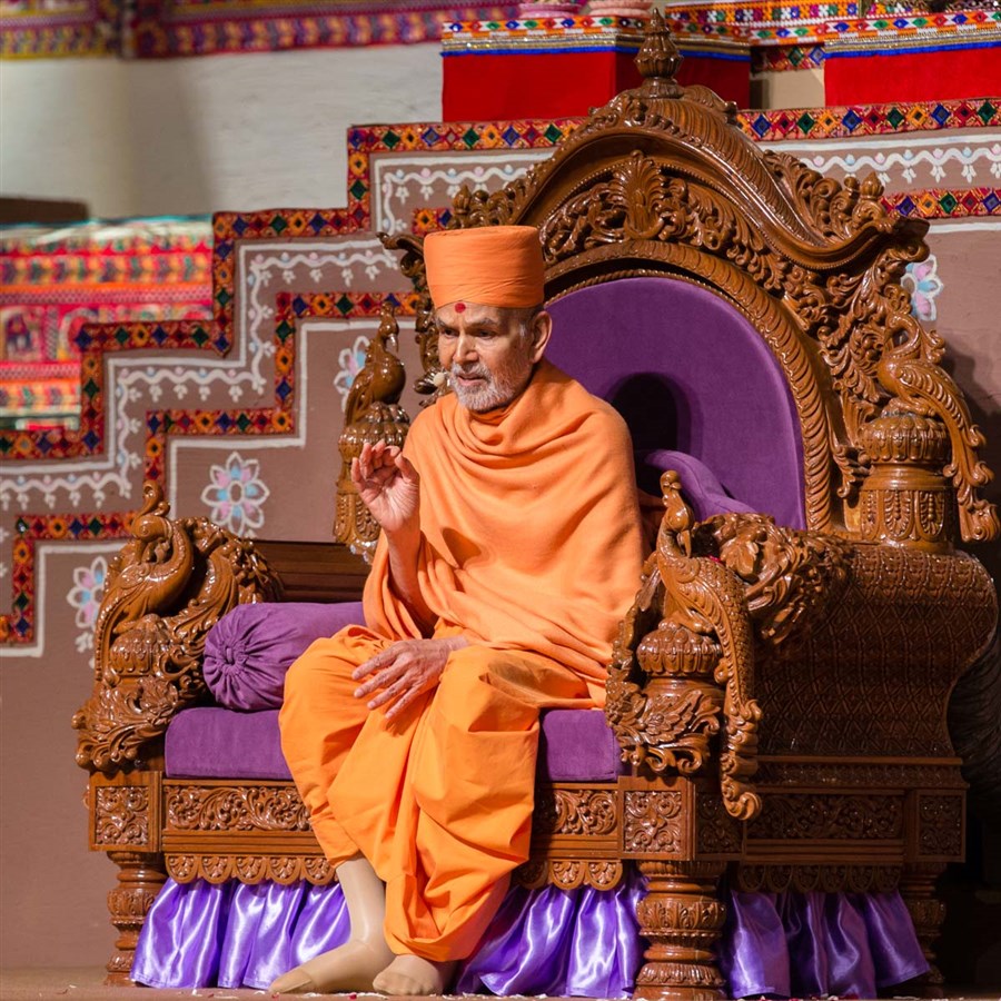 Swamishri blesses the assembly