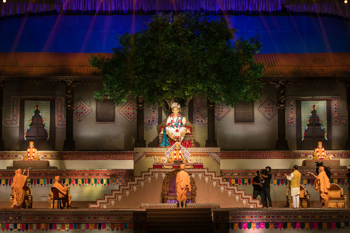 Swamishri, senior sadhus and Shri Vijaybhai Rupani perform the arti