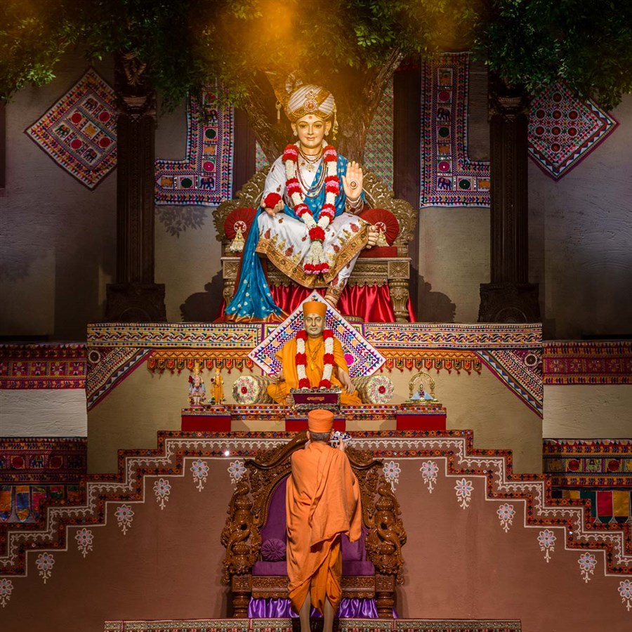 Swamishri performs the arti