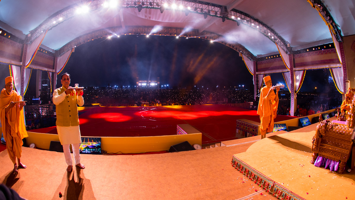 Swamishri, senior sadhus, Shri Vijaybhai Rupani and devotees perform the arti