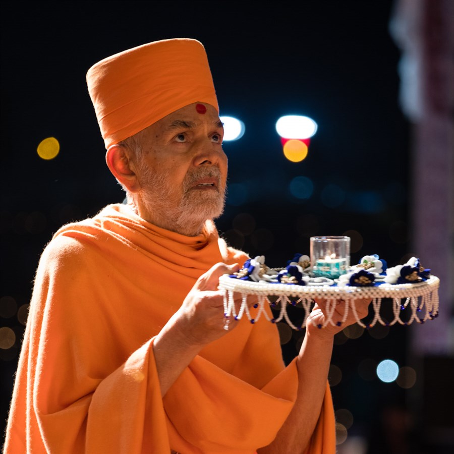 Swamishri performs the arti