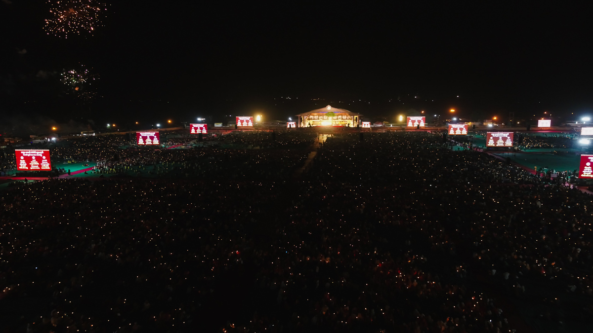 Devotees perform the arti