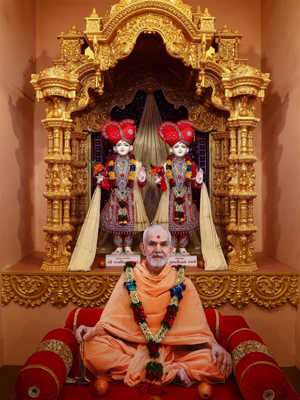 Bhagwan Swaminarayan, Aksharbrahman Gunatitanand Swami and Pragat Brahmaswarup Mahant Swami Maharaj in the Akshar-Purushottam Mandir at Swaminarayan Nagar, Rajkot