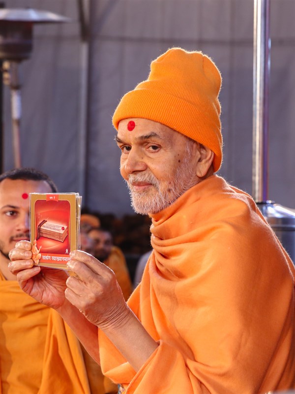 Swamishri inaugurates an audio publication 'Satsang Vyakhyanmala Part 2'