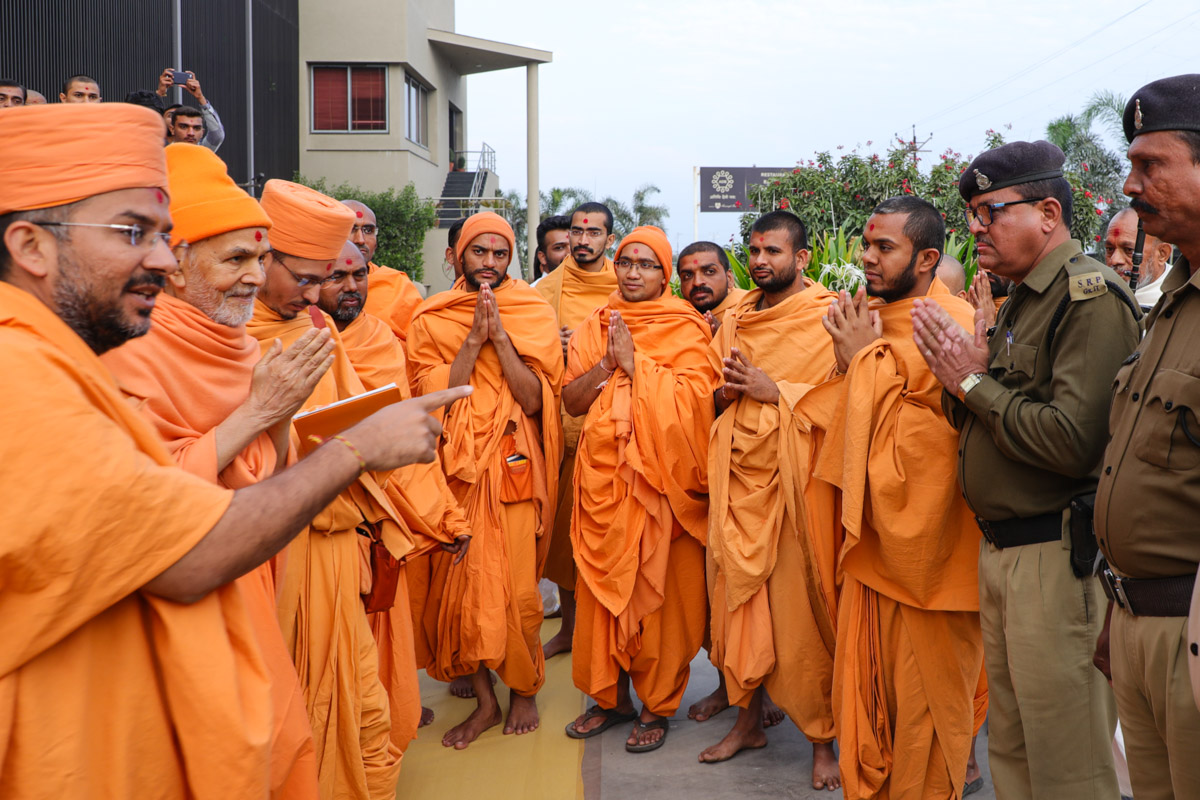 Swamishri blesses police officers
